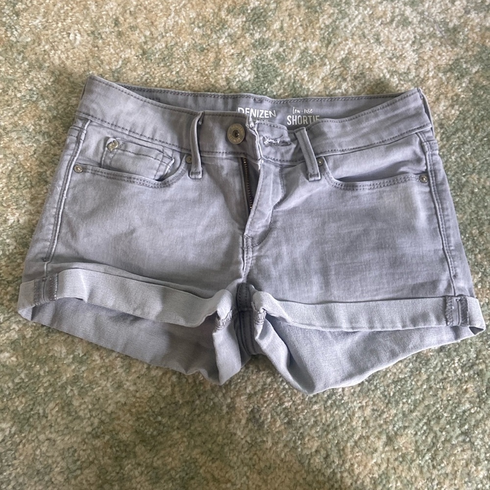 Levi’s low rise shortie size 3, w26